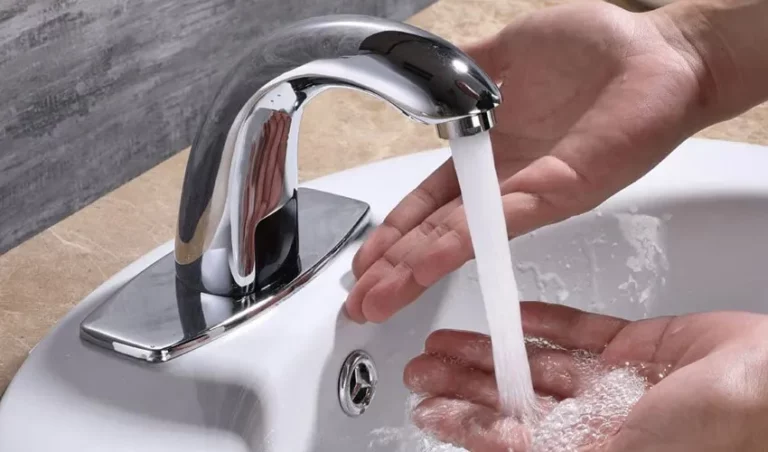 Преимущества установки сенсорных смесителей в общественных местах