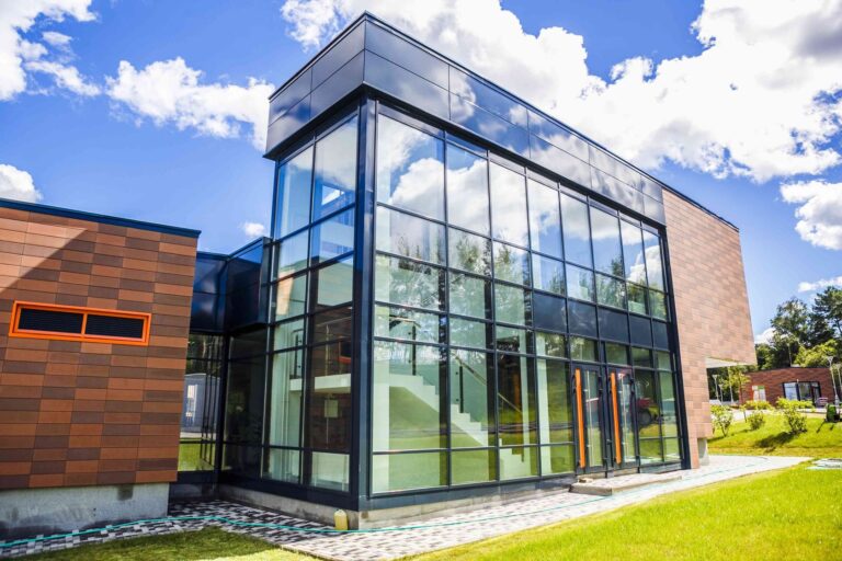 Красивые и современные примеры алюминиевых фасадов для архитектурных проектов