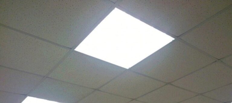Как выбрать светодиодные светильники для потолков Армстронг с учетом всех особенностей