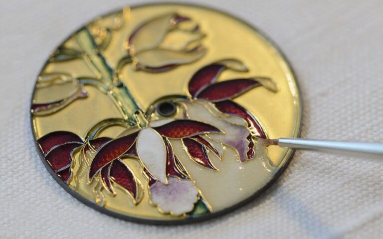 Что такое холодная эмаль и когда её стоит использовать при изготовлении значков